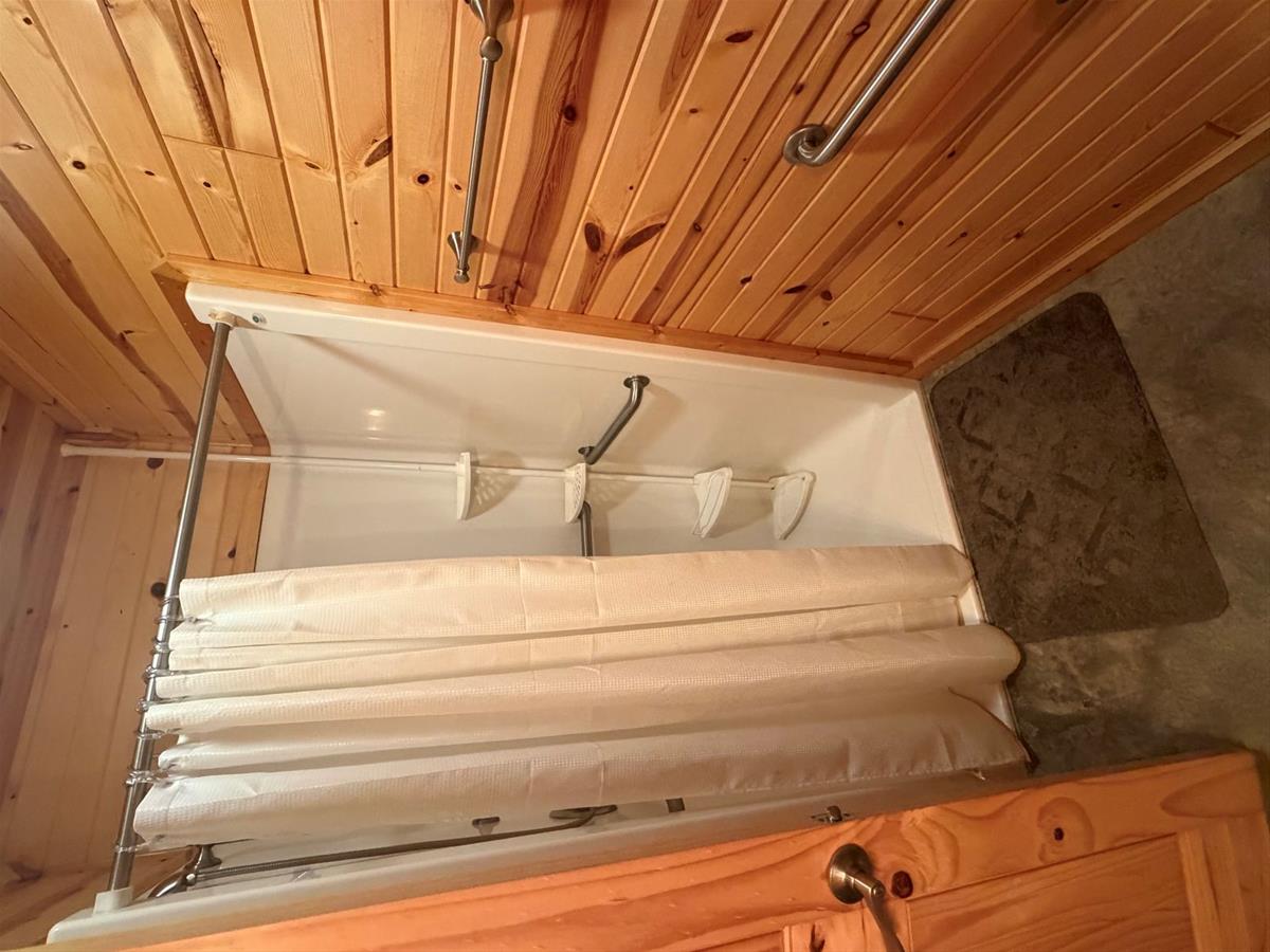 Shower in Lake View cabin