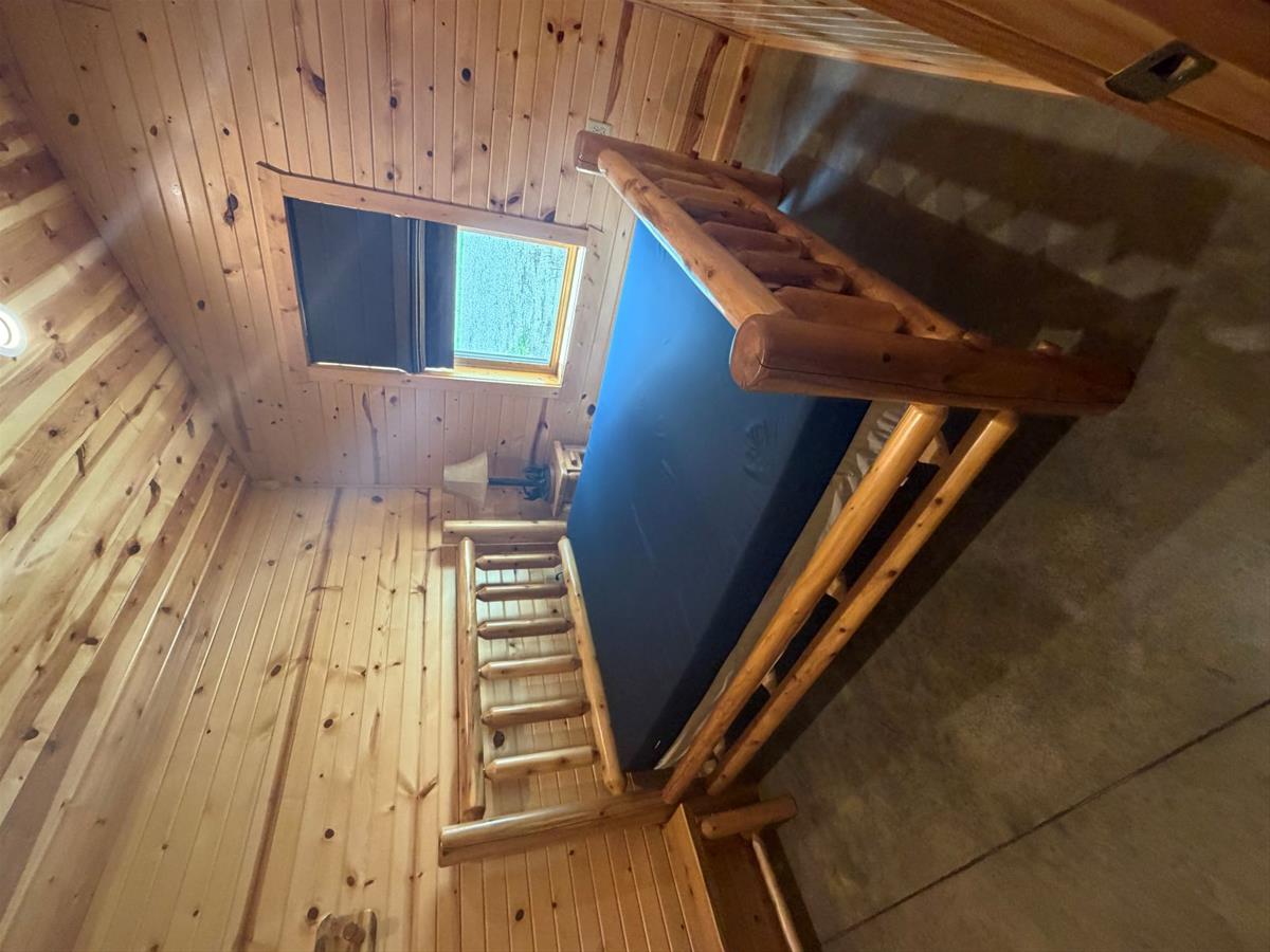 Timberview Cabin - Bedroom with queen sized bed