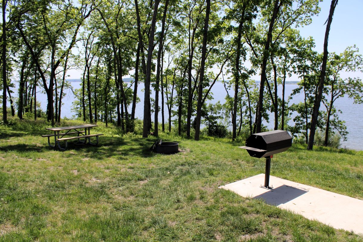 Picnic area near lower level patio 