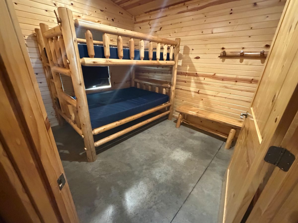 Timberview Cabin - Bedroom with full sized bunk beds
