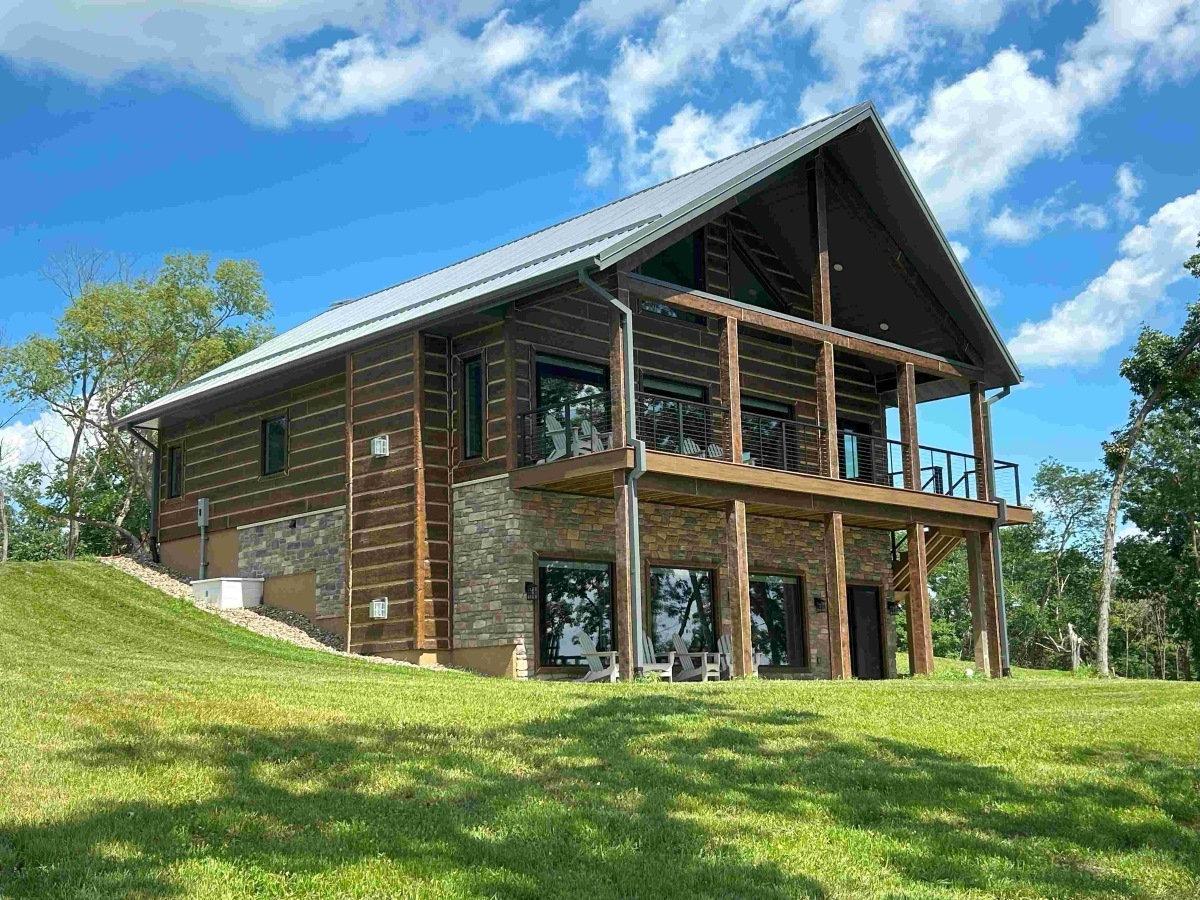 Roberts Creek Park, Eagle Cabin