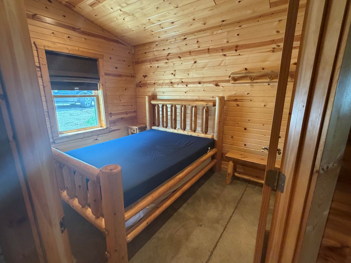 Lakeview Cabin - Bedroom with queen sized bed