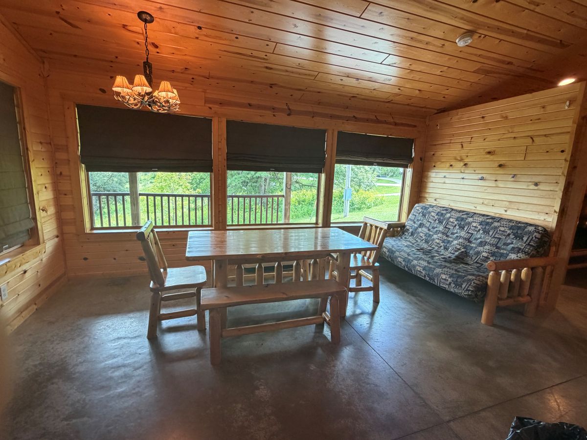 Lakeview Cabin - Common area with dinning table that looks out onto Lake Iowa