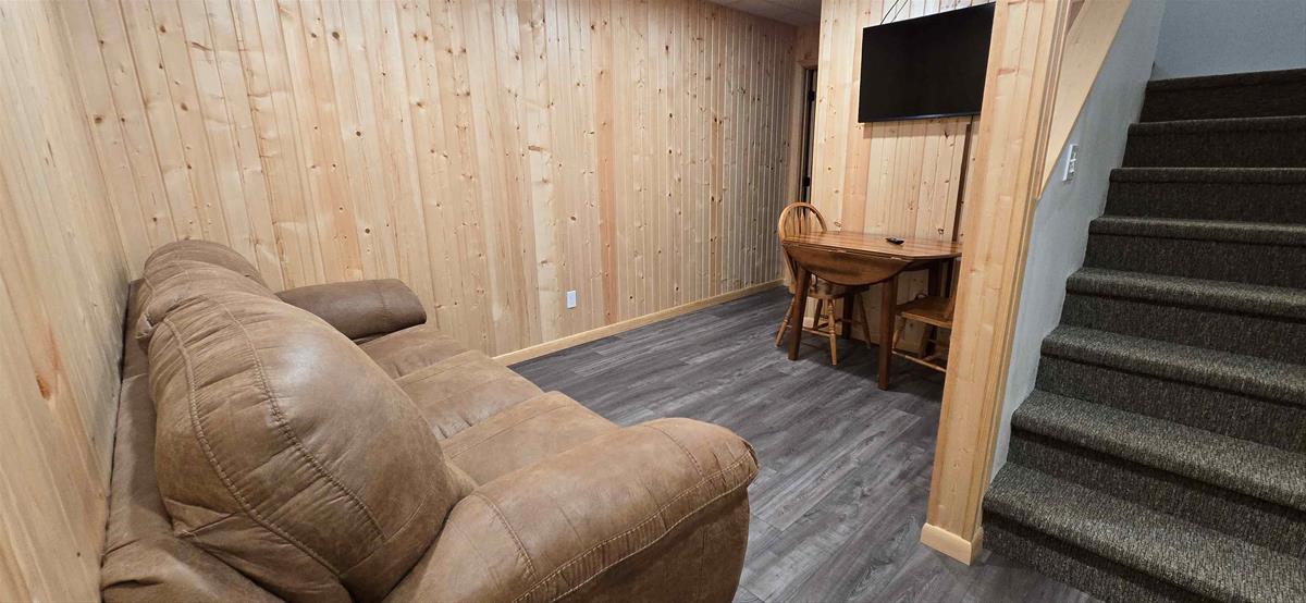 Cabin 1 - Basement Sitting Area