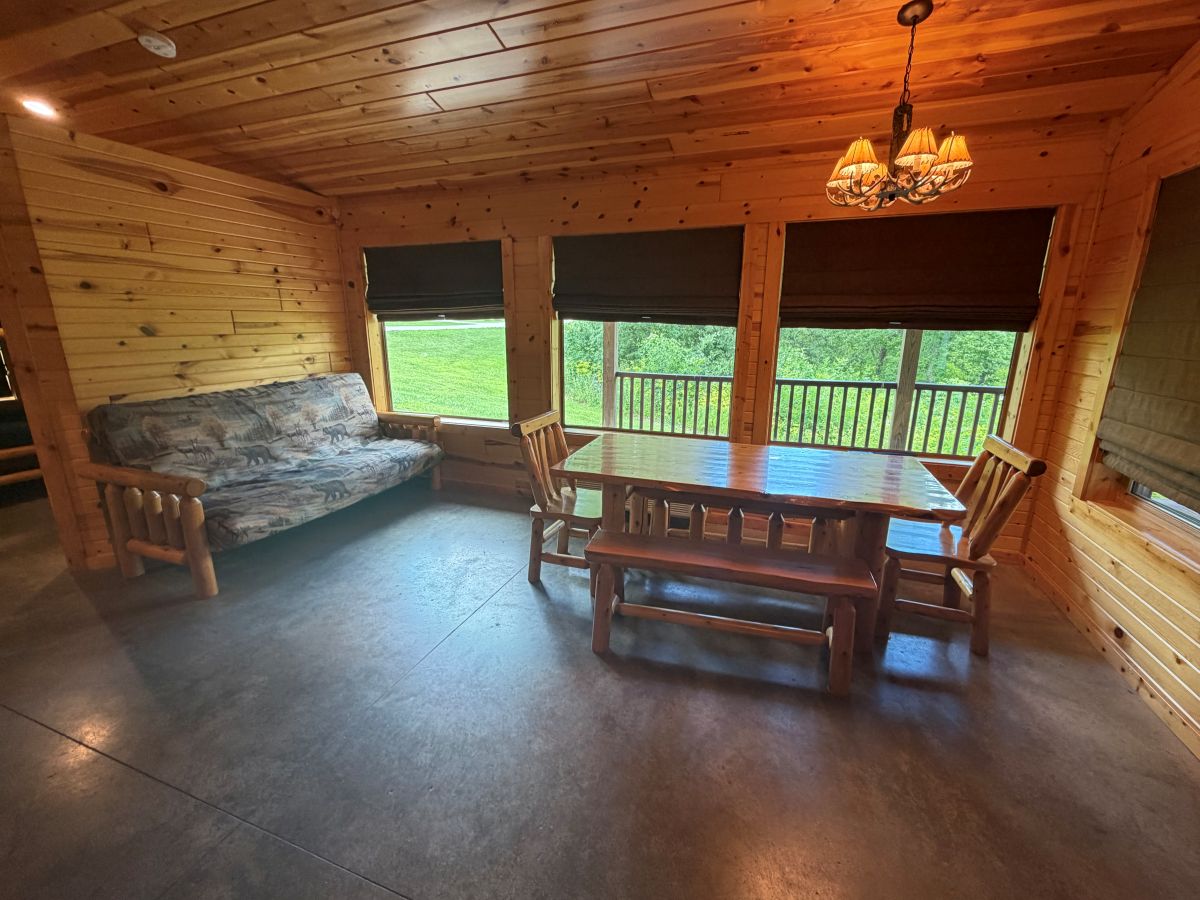 Timberview Cabin - Common area with dinningroom table and fold out futon